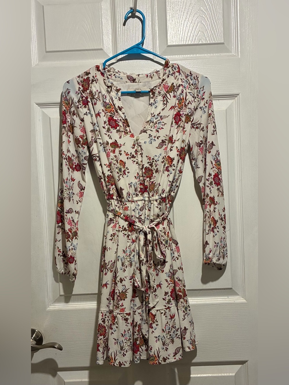 Women’s White Beautiful Flowy Long Sleeve Floral Dress. Size XXSP. $8.